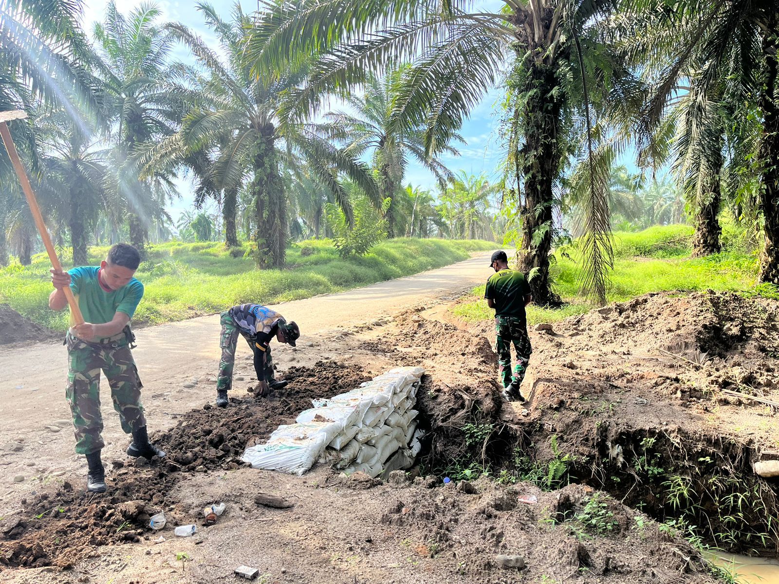 Tanpa Alat Berat, Satgas TMMD Kodim Deliserdang Bangun Tanggul Penahan Longsor
