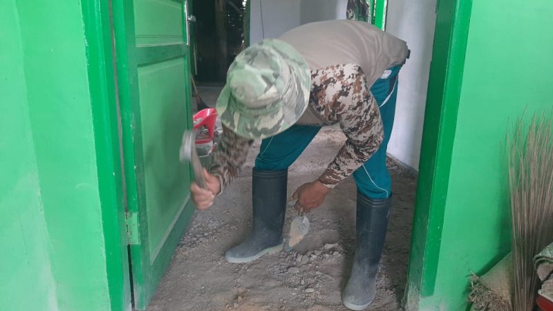 Giliran RTLH Ibu Syahniar Dipasangi Keramik Oleh Satgas TMMD Kodim Deliserdang