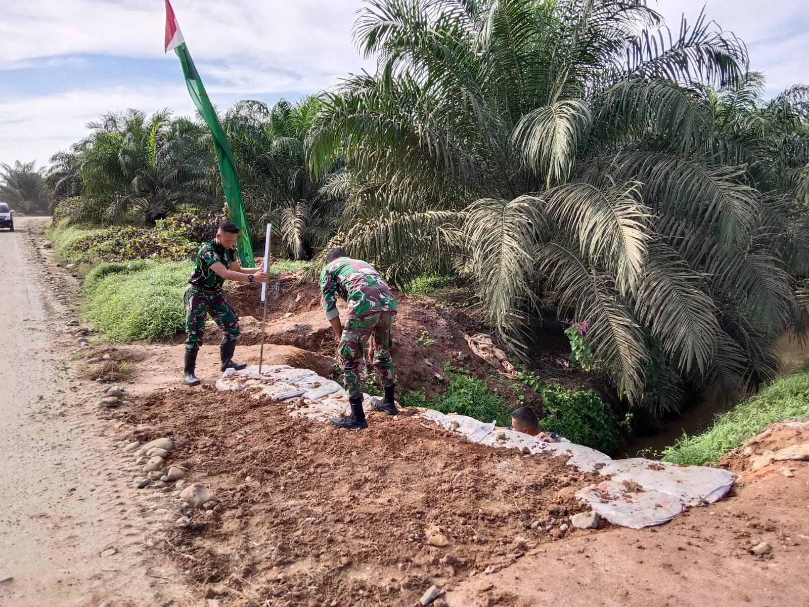 Tambah Perkuatan Box Culvert, Satgas TMMD Kodim Deliserdang Bangun Tanggul Pencegah Longsor