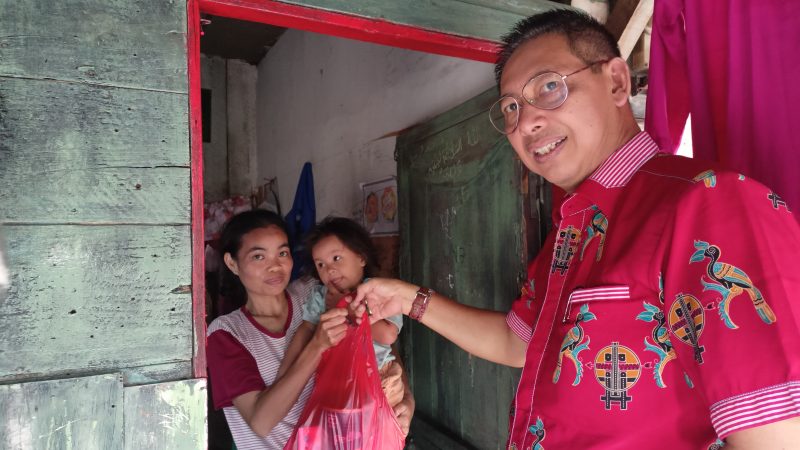 Berikan Susu dan Vitamin, Wong Kembali Kunjungi Rumah Anak Penderita Stunting