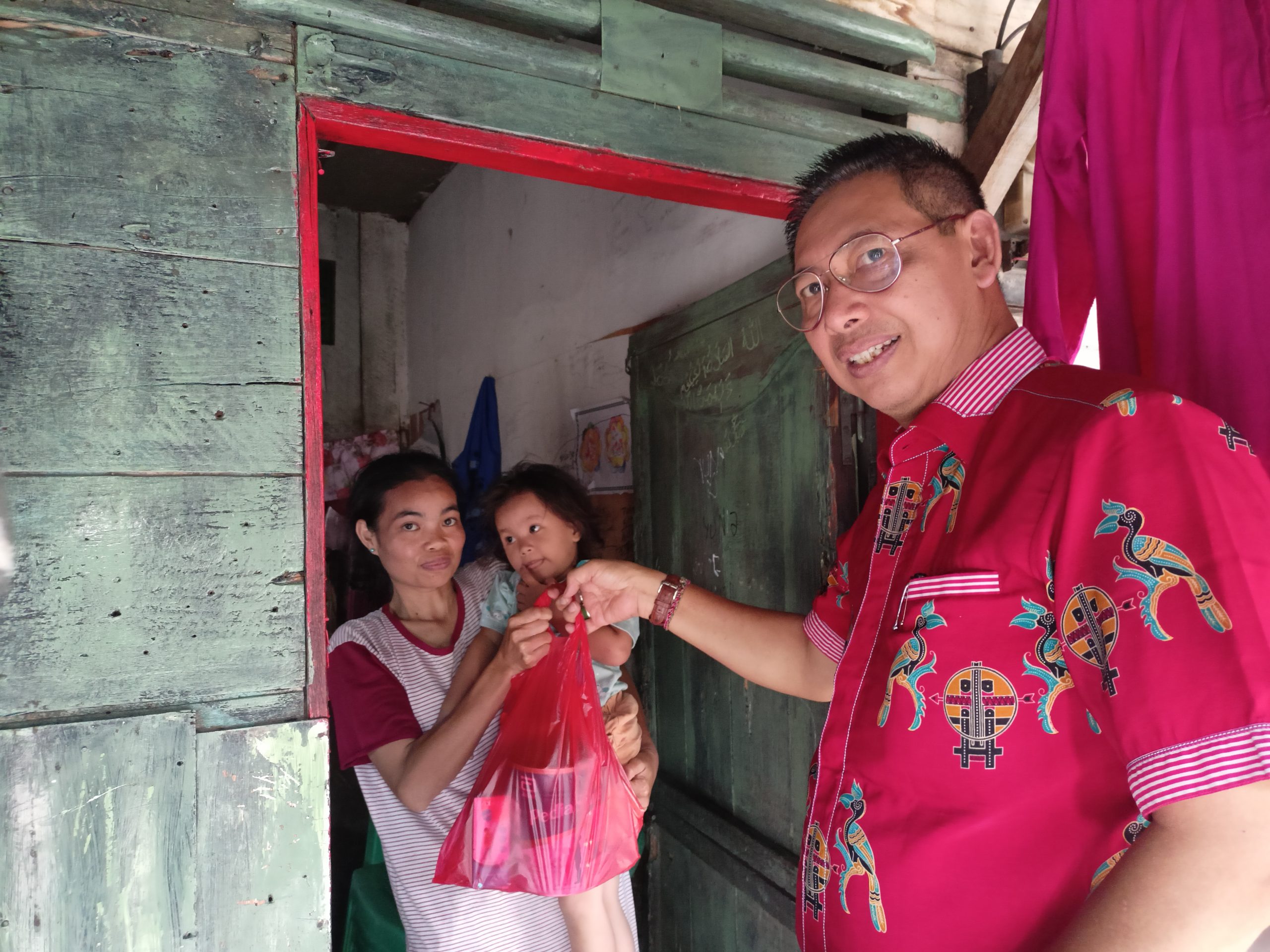 Berikan Susu dan Vitamin, Wong Kembali Kunjungi Rumah Anak Penderita Stunting