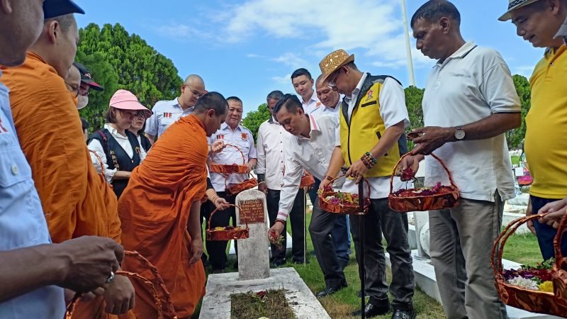 Dalam Rangka Memperingati Hari Waisak 2567 BE/2023, Wong Chun Sen dan Panitia Waisak Bersama Sumatera Utara Tabur Bunga di Makam Pahlawan Nasional