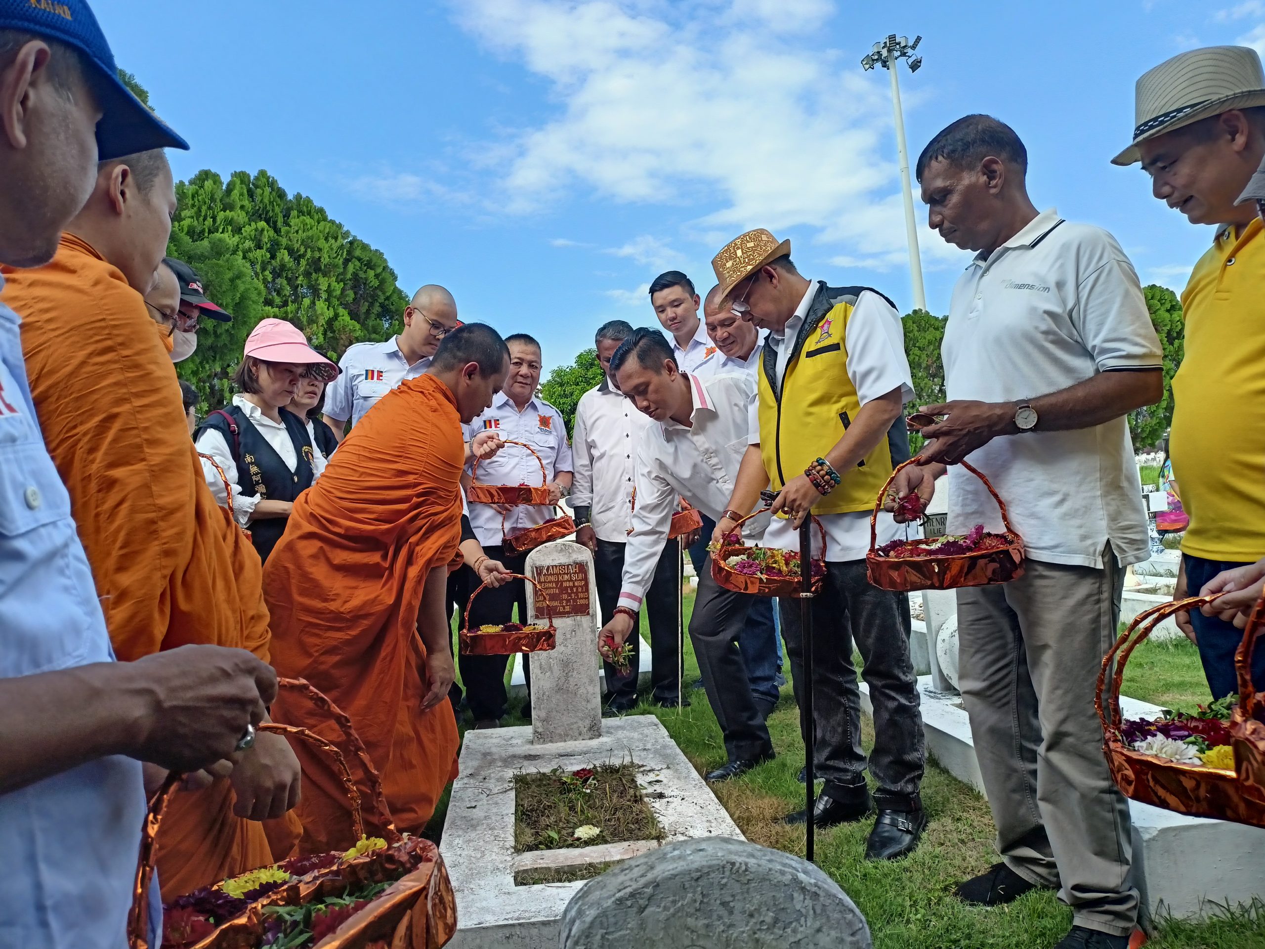 Dalam Rangka Memperingati Hari Waisak 2567 BE/2023, Wong Chun Sen dan Panitia Waisak Bersama Sumatera Utara Tabur Bunga di Makam Pahlawan Nasional