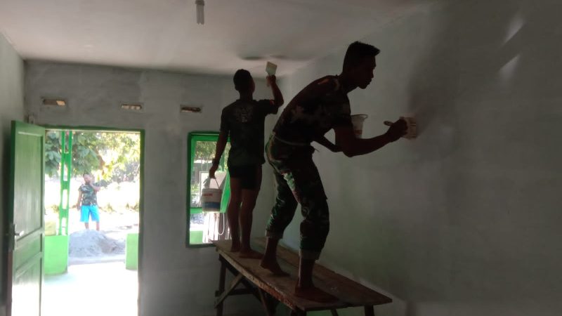 Satgas TMMD Kodim Deliserdang Lakukan Finishing Cat di RTLH Ibu Sabariah