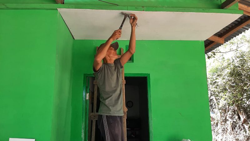 Semakin Apik, Satgas TMMD Kodim Deliserdang Pasang Plafon di Teras RTLH Ibu Syahniar