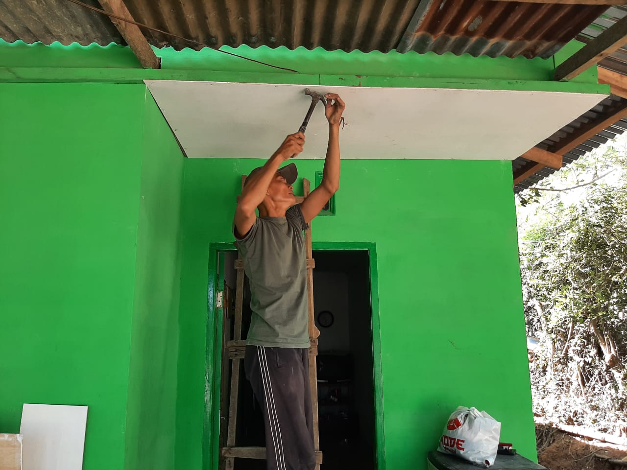 Semakin Apik, Satgas TMMD Kodim Deliserdang Pasang Plafon di Teras RTLH Ibu Syahniar