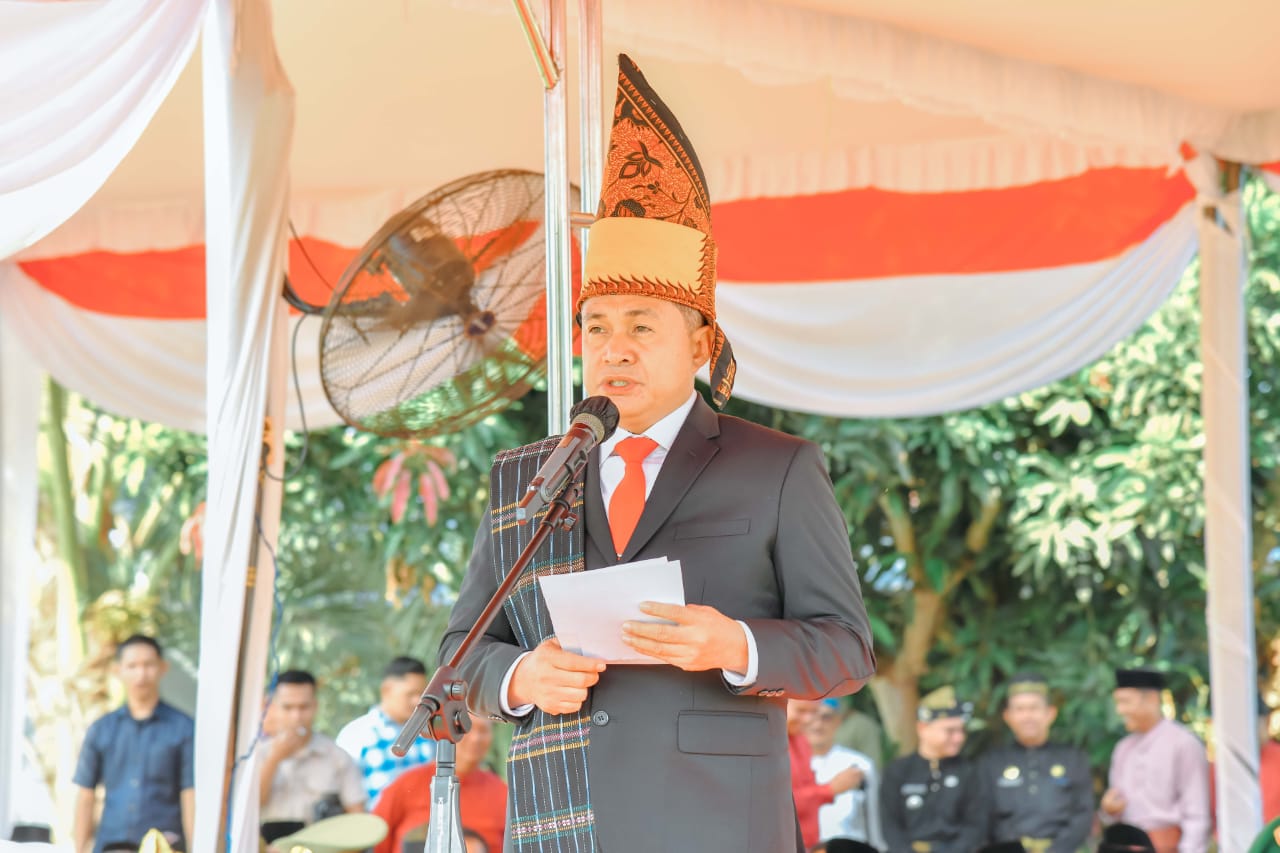 Zahir Mengenakan Pakaian Adat Simalungun Dalam Rangka Peringatan Hari Lahir Pancasila
