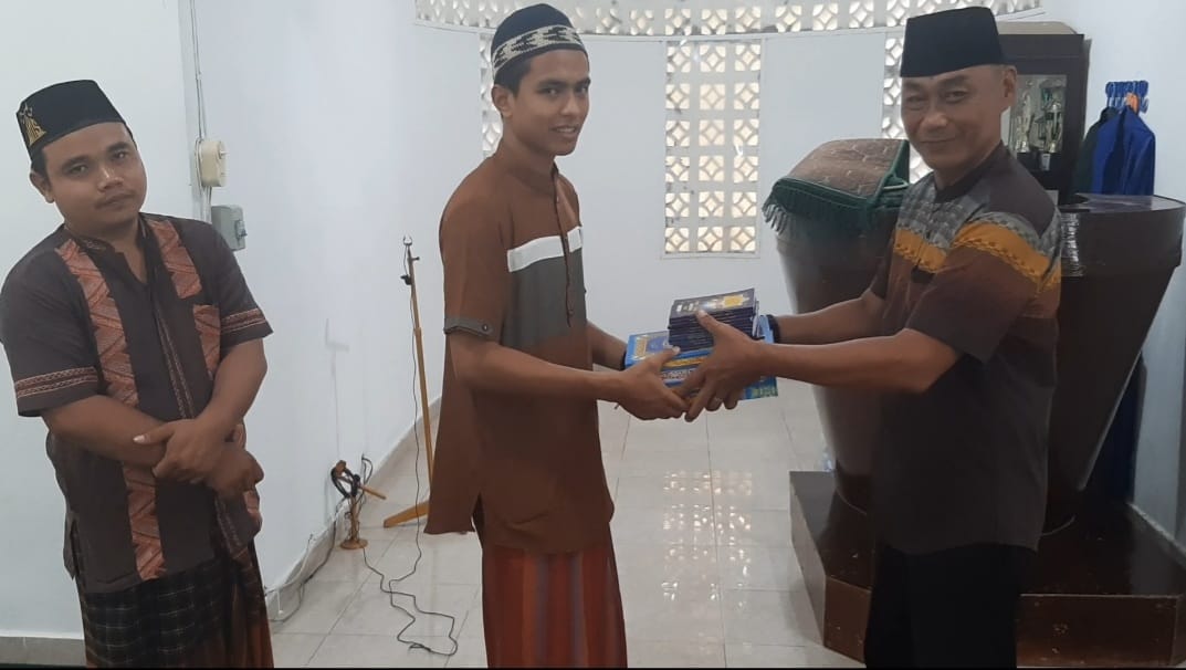 Peduli Syiar Agama, Satgas TMMD Kodim Deliserdang Wakafkan Al Qur’an ke Masjid Al Ikhlas Rambung Sialang