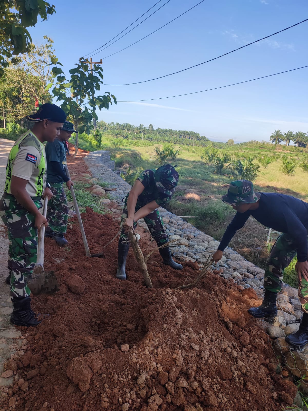 Manfaatkan Waktu, Satgas TMMD Kodim Deliserdang Terus Mantapkan Kualitas Jalan 6 Km
