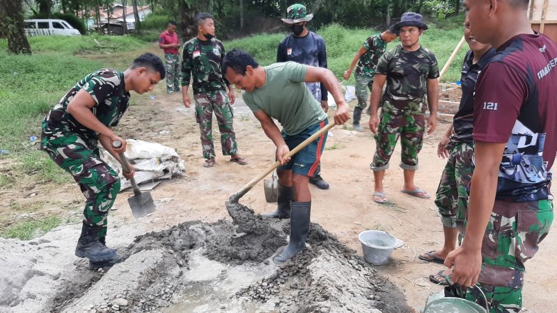 Satgas Kodim Deliserdang dan Warga Bahu Membahu Cor Tugu TMMD Ke-116