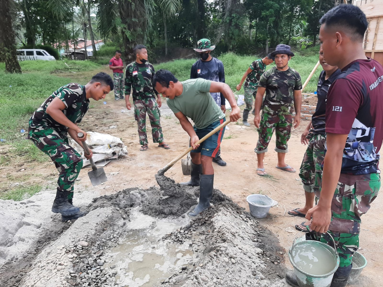 Satgas Kodim Deliserdang dan Warga Bahu Membahu Cor Tugu TMMD Ke-116