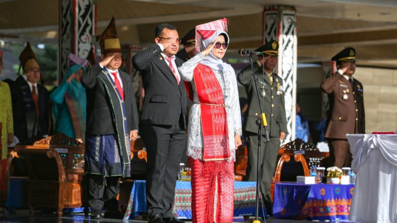 Pimpin Upacara Hari Lahir Pancasila, dr Susanti Kenakan Pakaian Adat Simalungun