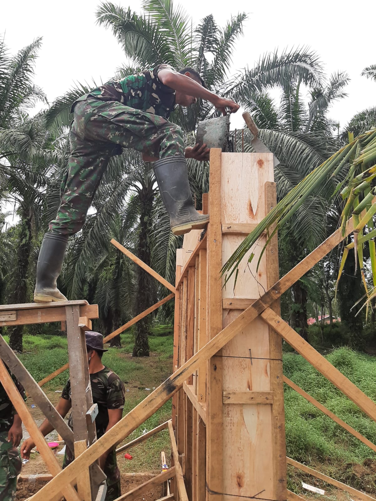 Hari Minggu, Satgas Kodim Deliserdang Kebut Pembangunan Tugu TMMD