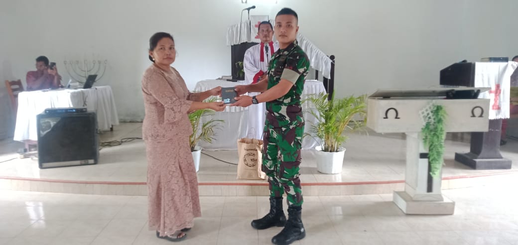 Satgas TMMD Kodim Deliserdang Serahkan Kitab Injil ke Gereja HKBP Rambung Sialang