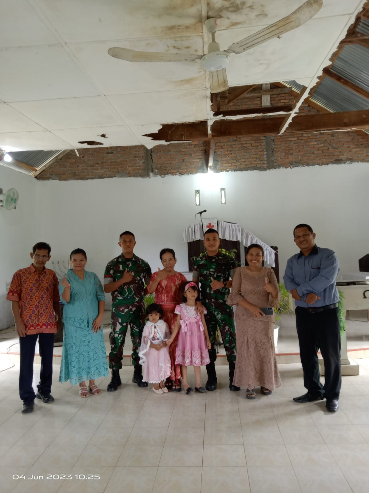Jaga Kemanunggalan TNI-Rakyat, Satgas TMMD Kodim Deliserdang Ikut Ibadah Minggu Bersama Warga