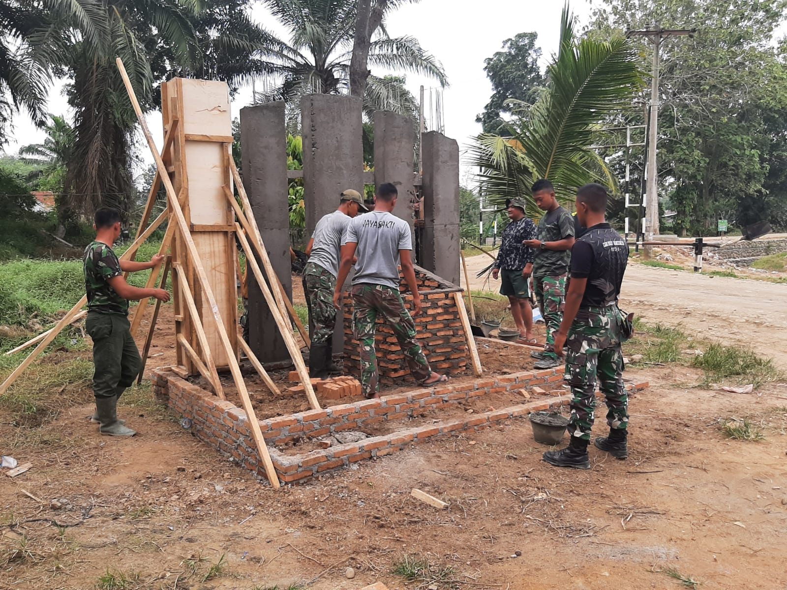 Kerja Kilat, Satgas Kodim Deliserdang Rampungkan 70 Persen Pembangunan Tugu TMMD Ke-116