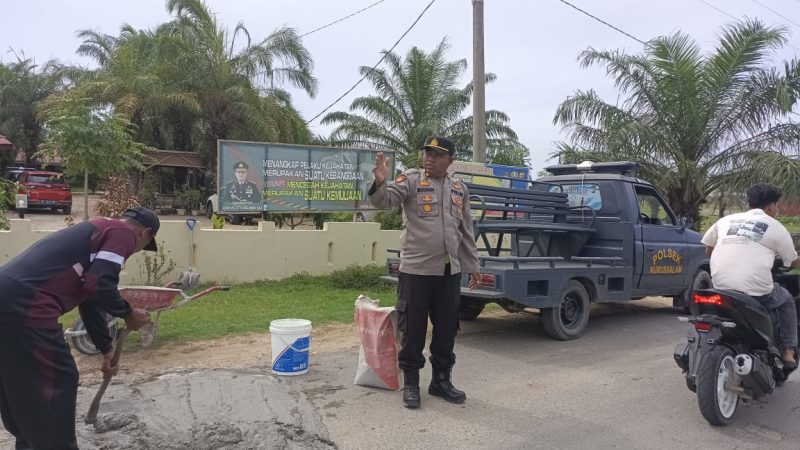 Gerak Cepat Tanggapi Keluhan Masyarakat, Polsek Nurussalam Tambal Jalan Berlubang