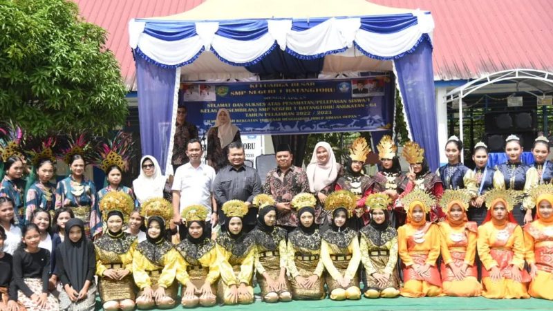Hadiri Perpisahan Siswa SMPN 1 Batang Toru, Bupati Dolly : Nasehat Orang Tua Adalah Kunci Kesuksesan