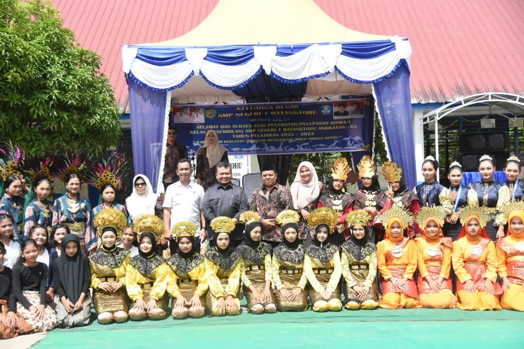 Hadiri Perpisahan Siswa SMPN 1 Batang Toru, Bupati Dolly : Nasehat Orang Tua Adalah Kunci Kesuksesan