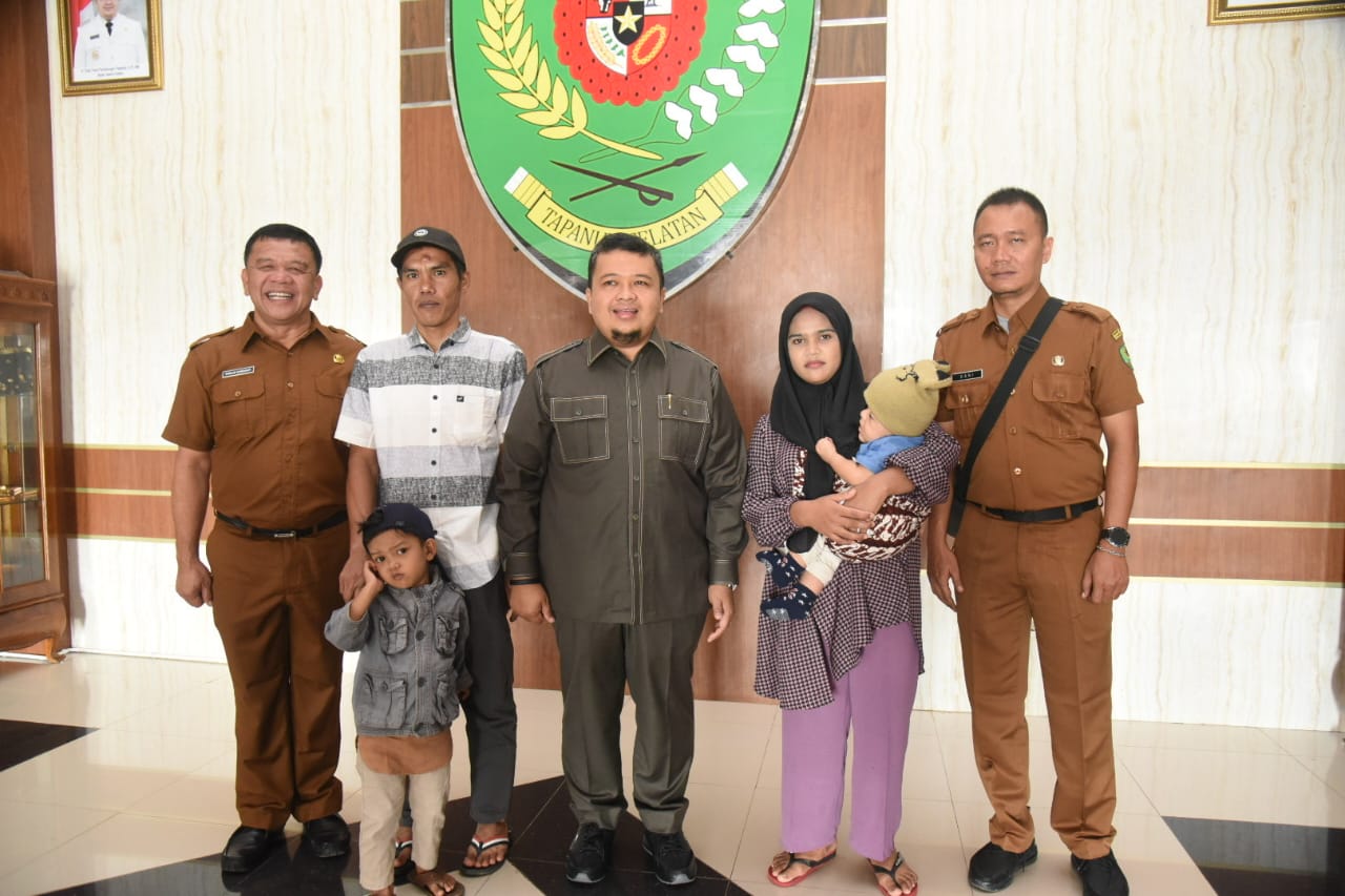 Bupati Tapsel Serahkan Bantuan Kepada Penyandang Masalah Kesejahteraan Sosial