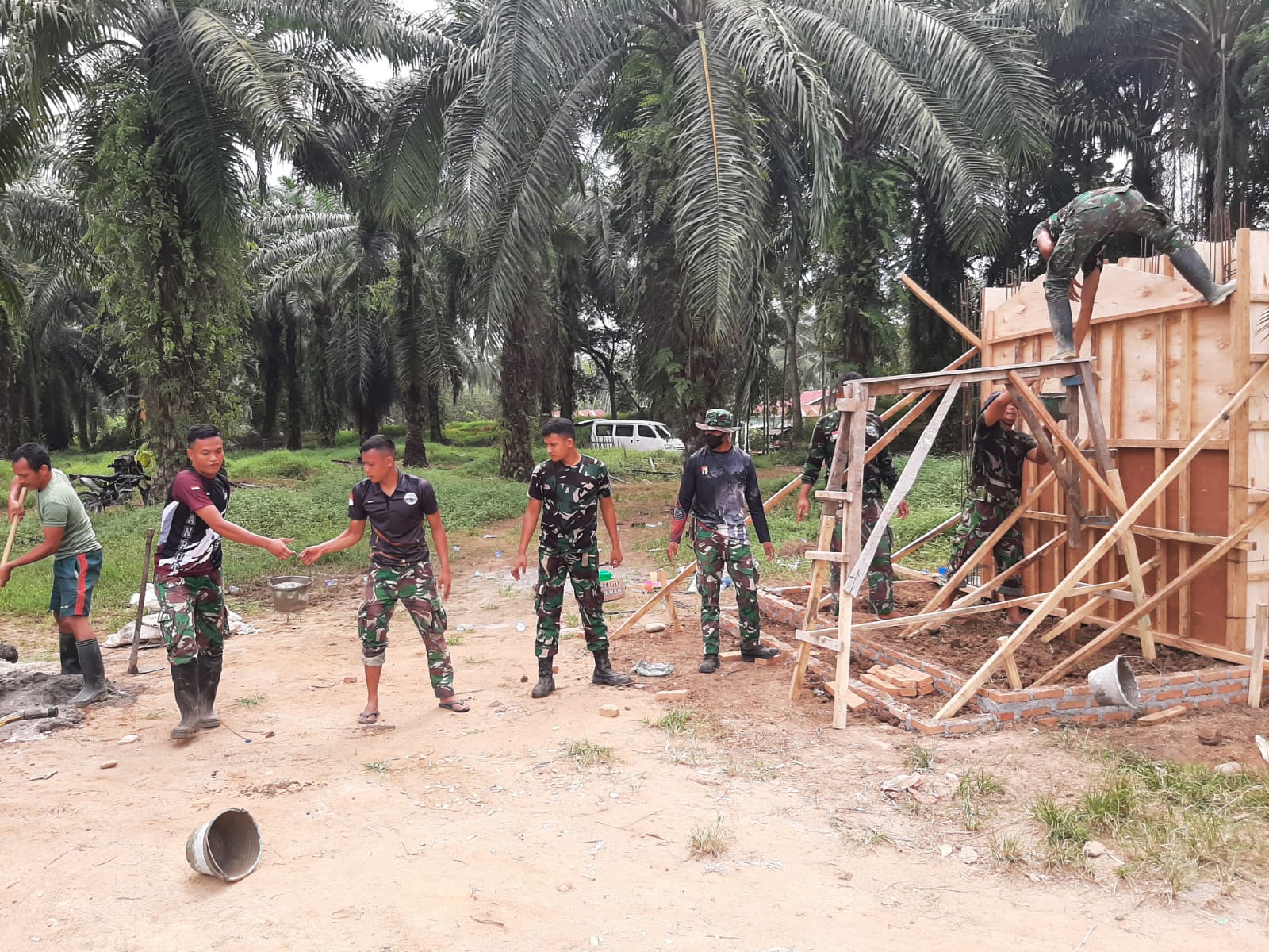 Dengan Gotong Royong, Satgas Kodim Deliserdang Pacu Pembangunan Tugu TMMD