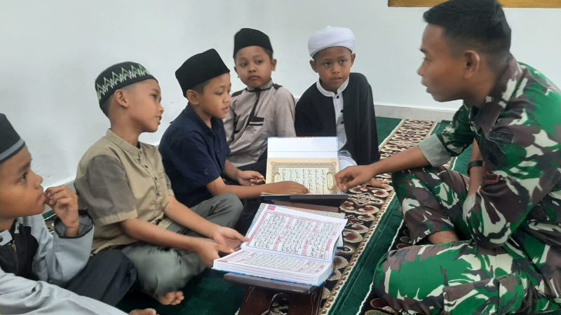 Bangkitkan Kecintaan pada Al Qur’an, Satgas TMMD Kodim Deliserdang Dampingi Anak-Anak Mengaji