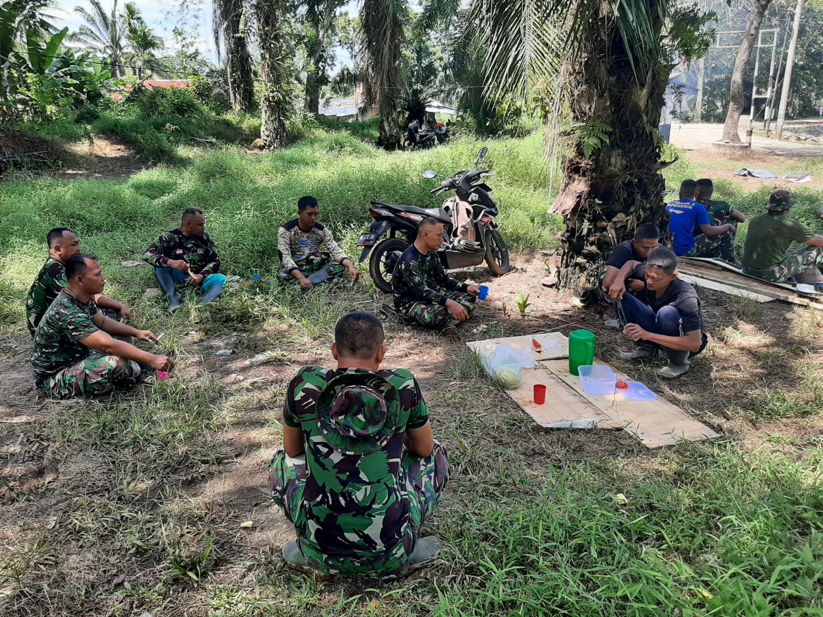 Ngopi Bareng Jadi Rutinitas, Satgas Kodim Deliserdang dan Warga Semakin Manunggal di Lokasi TMMD
