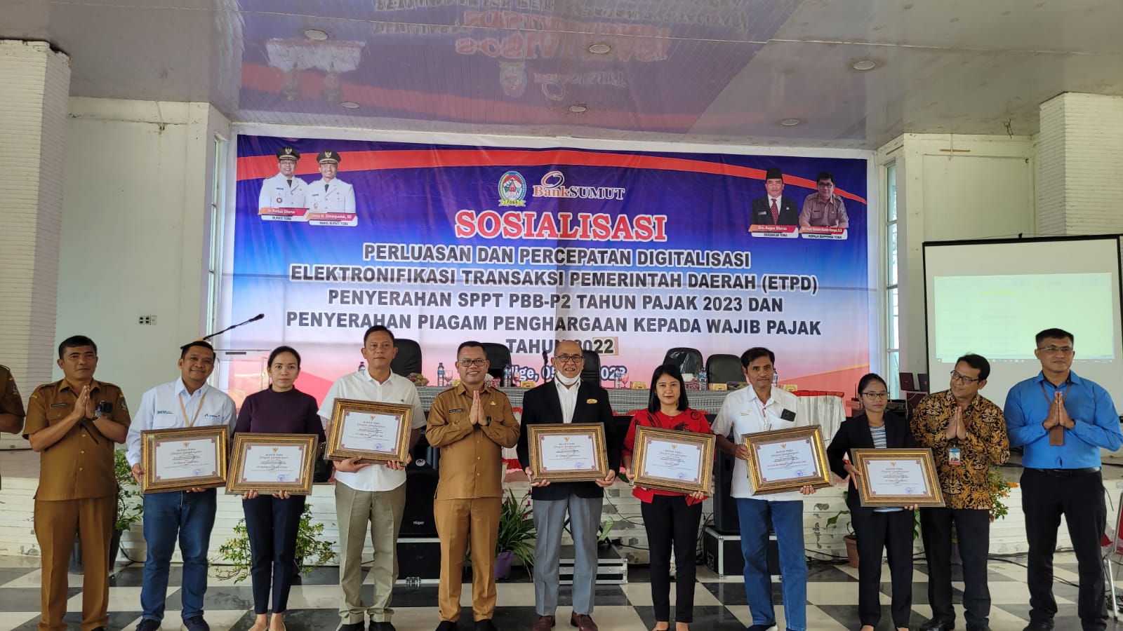 Taat Pajak, TPL Terima 2 Penghargaan dari Pemerintah Kabupaten Toba