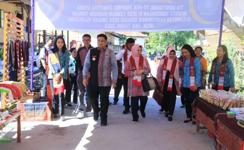 Bupati Samosir Dampingi TP. PKK Provsu Monitoring Desa Lumban Suhisuhi Toruan Sebagai Desa Binaan