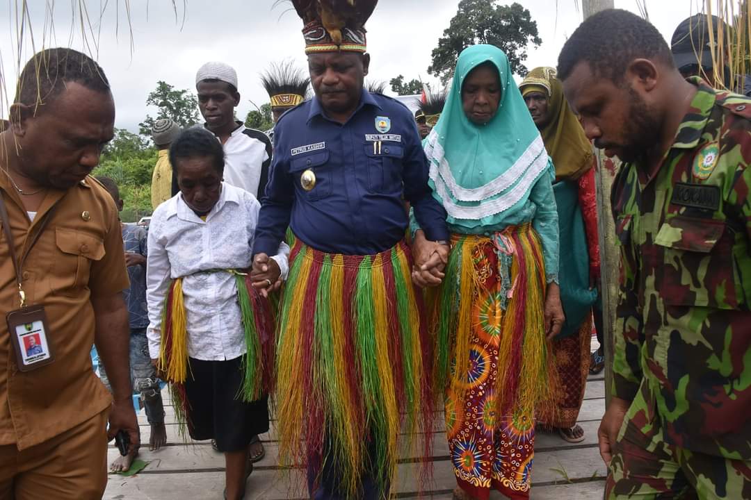 Bupati Teluk Bintuni Resmikan Dua Tempat Ibadah Di Distrik Taroy