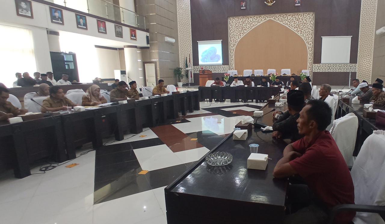 Ratusan Warga Mengadu ke DPRK Aceh Utara Terkait Limbah Pabrik Ayam Potong