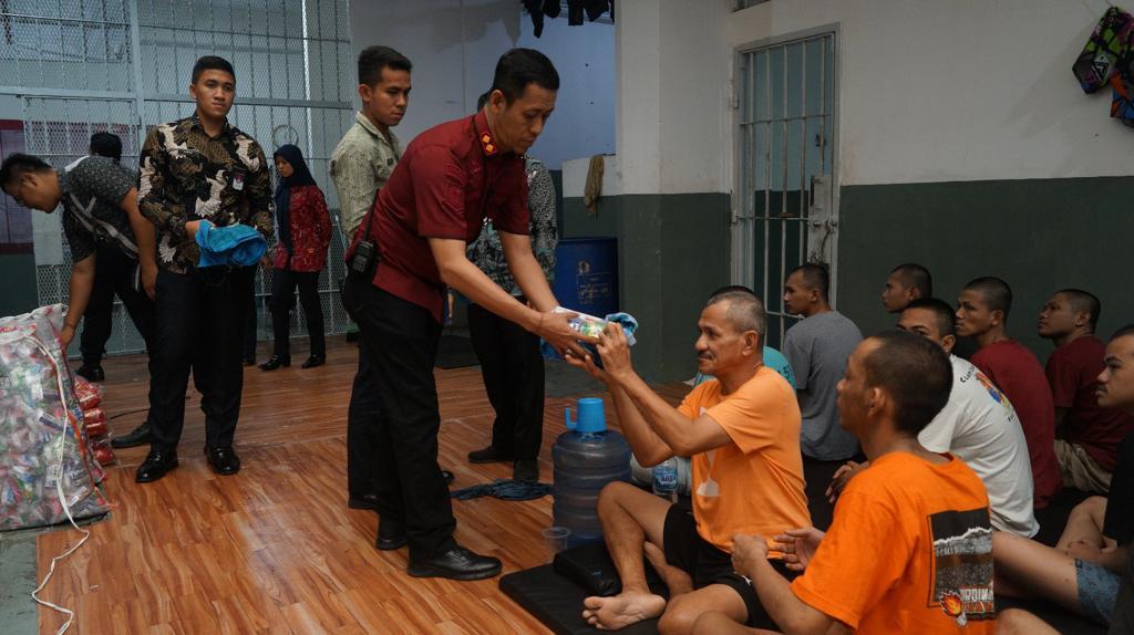 Sorak Gembira Warga Binaan Rutan Cipinang, Dapat Alat Kebersihan dan Perlengkapan Mandi Lagi!