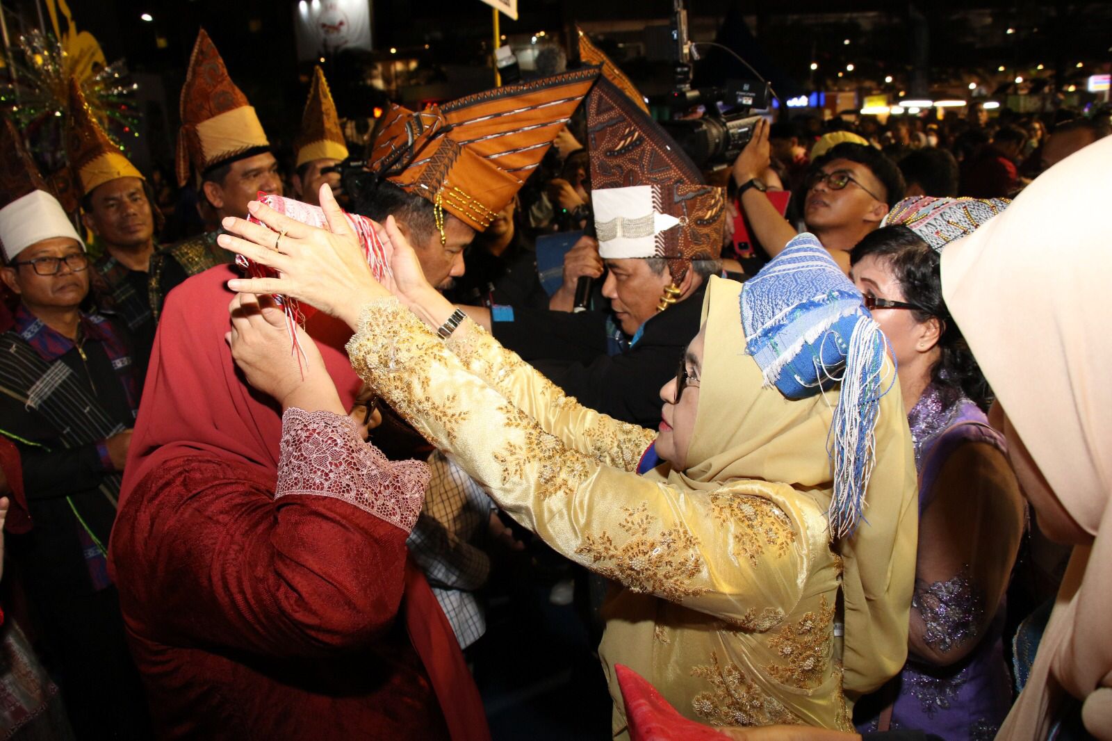 dr Susanti dan Erizal Ginting Sematkan Pakaian Adat Simalungun kepada Wali Kota Batam dan Wagub Kepri