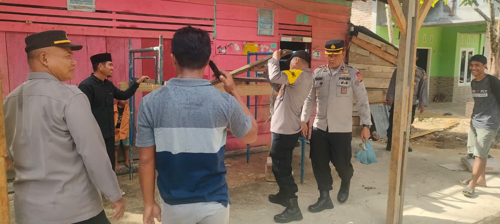 Polres Aceh Singkil Bedah Rumah Warga