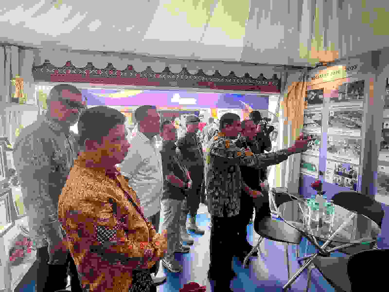 Kabir Bedi Beri Penjelasan kepada Gubsu saat Berkunjung ke Stand Perumda Tirtanadi