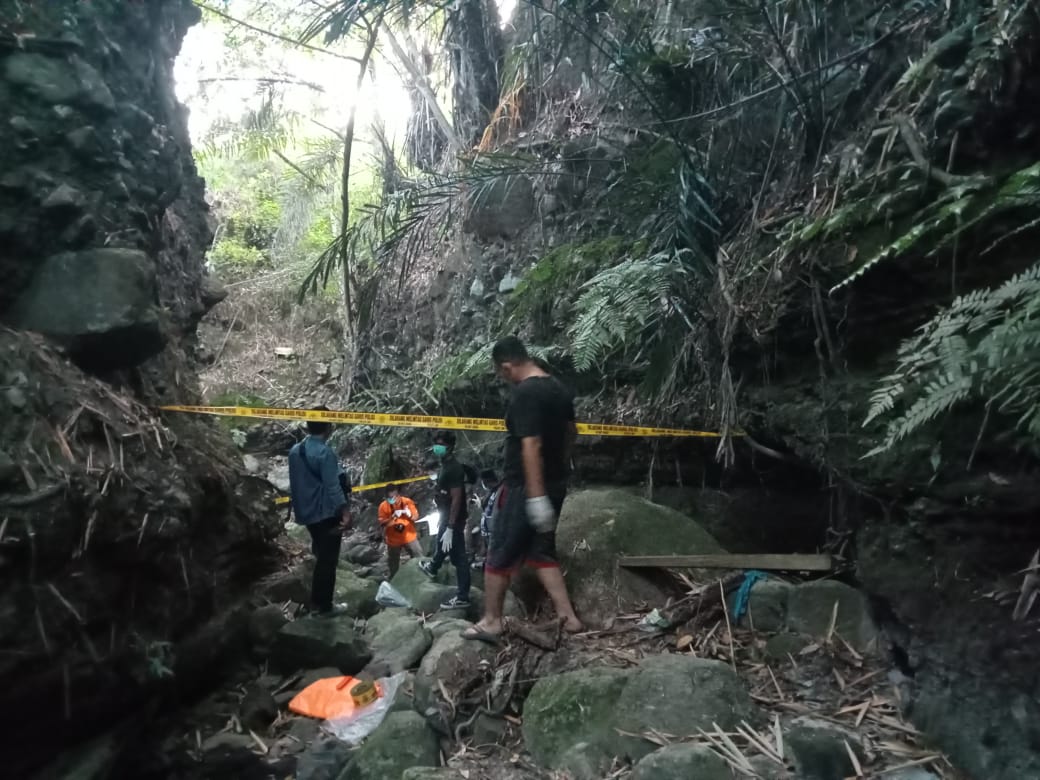 Mayat Pria Membusuk di Sungai Yang Kering, Gegerkan Warga Desa Hutanamora