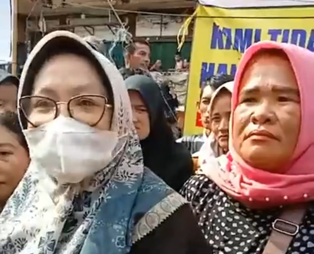 Petak Pedagang K5 Pasar 16 Ilir Di Bongkar Paksa Pol PP, Dir Pasar Palembang Jaya Menghindar Saat Di Hubungi Wartawan