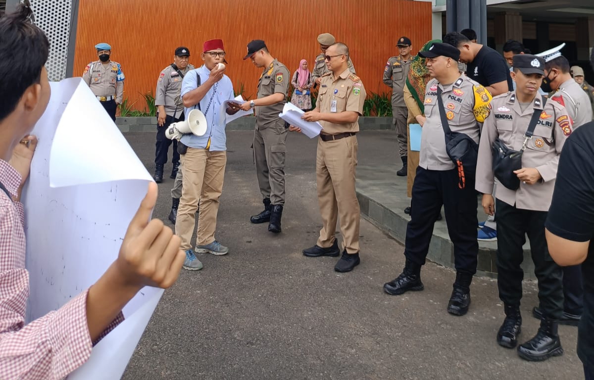Komunitas Peduli Lingkungan Hidup (KPLH) Menggelar Aksi Unjuk Rasa Di Depan Kantor Gubernur Sumsel