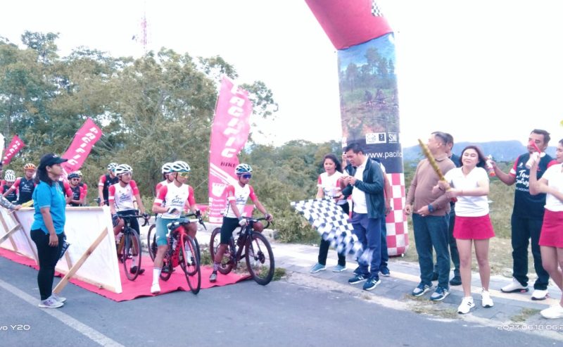 Pj Sekdakab Pemkab Samosir, Lepas Ratusan Pesepeda “Tour De Samosir”