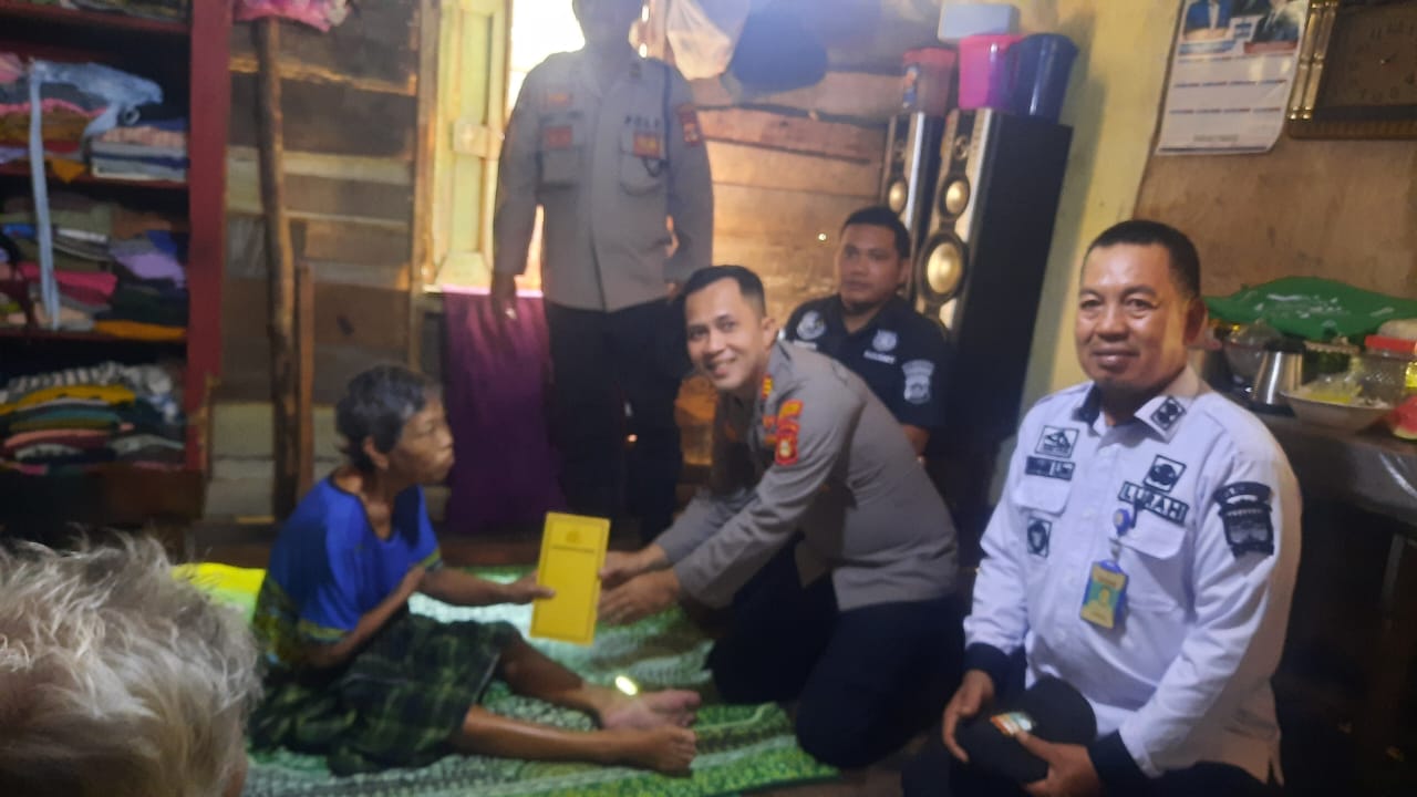 Kapolrestabes Palembang Melalui Kapolsek Kertapati Menyerahkan Dua Buah Kursi Roda Kepada Lansia Di Kemas Rindo