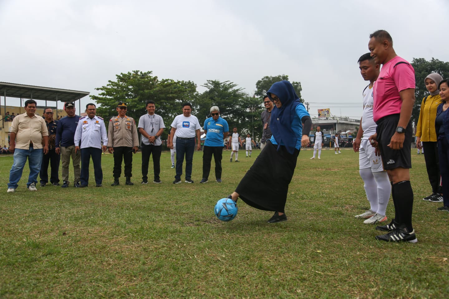 Pembukaan Pertandingan Persahabatan PS Pemko Pematang Siantar, dr Susanti Lakukan Tendangan Kick Off