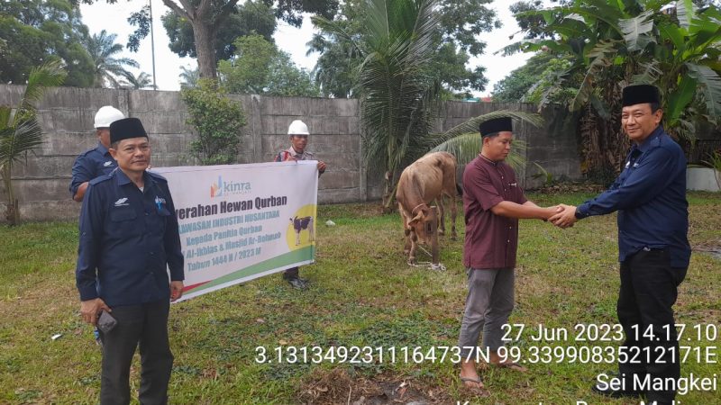 Sambut Idul Adha 1444H, PT KINRA Serahkan Hewan Qurban Kepada Karyawan dan Masyarakat Sekitar KEK Sei Mangkei