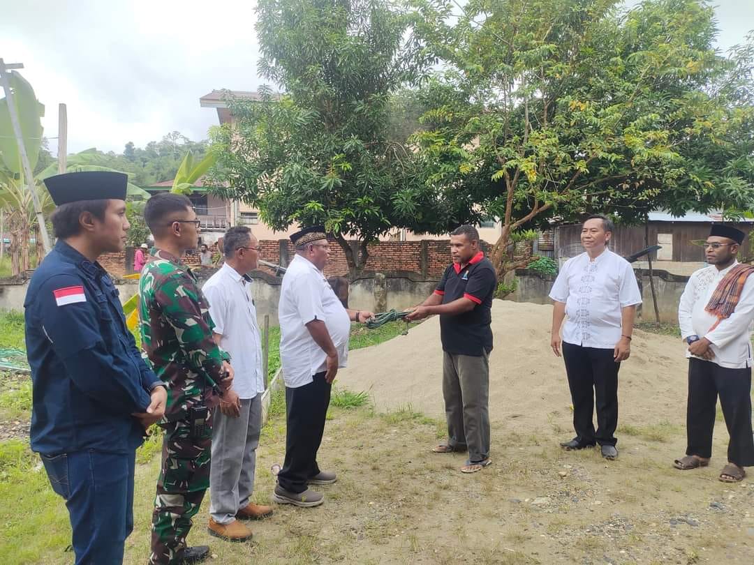Serahkan Sapi Kurban Secara Simbolis, Wakil Bupati Teluk Bintuni : Di Syukuri Apa Yang Ada , Semoga Menjadi Berkah Bagi Kita Semua