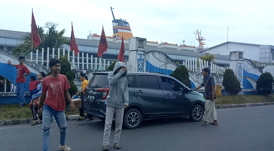 Ulah Oknum Parkir Liar Buat Resah Pengendara Bermotor di Depan Terminal Bandar Deli Pelabuhan Belawan