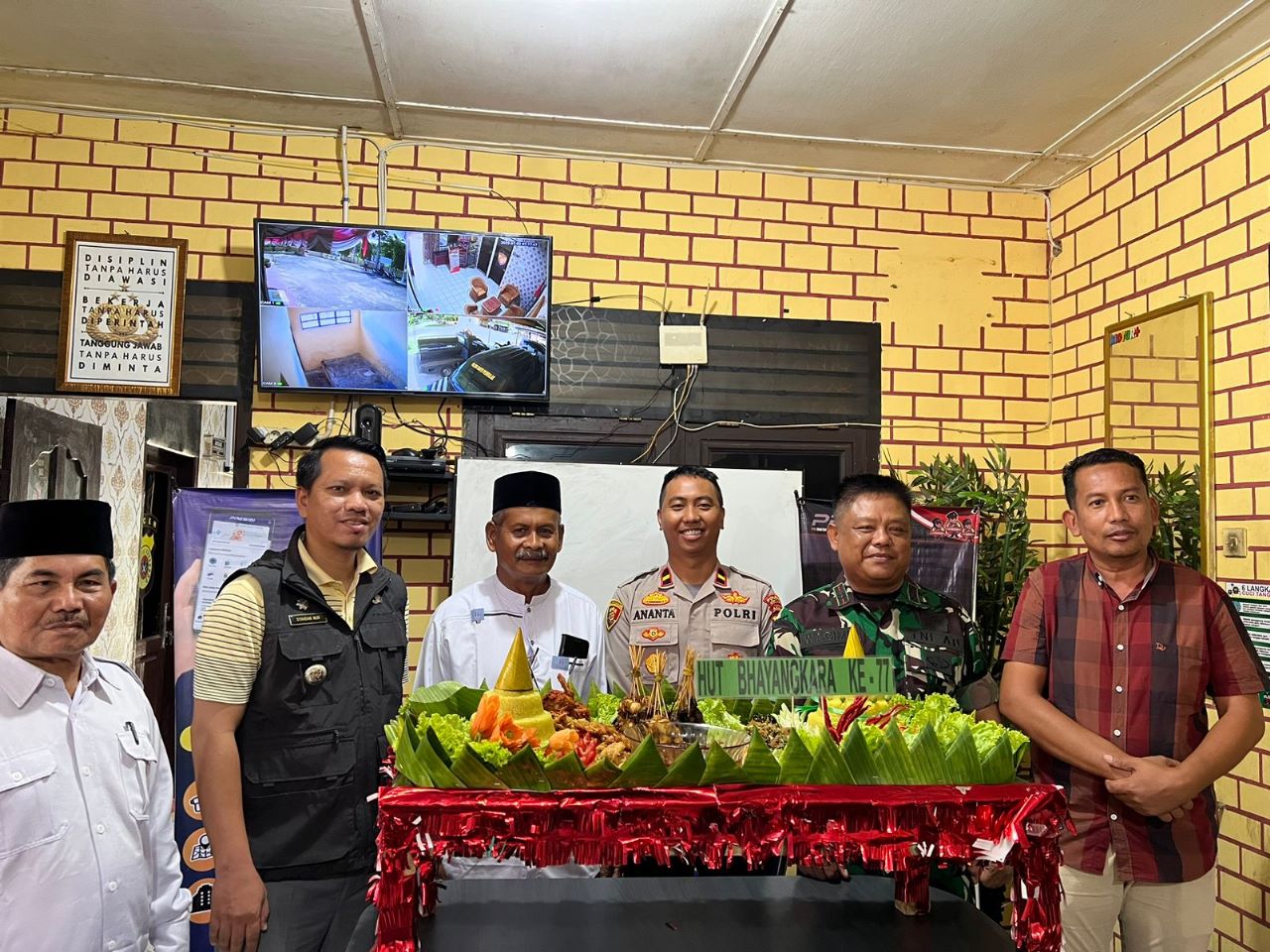 Wujud Nyata Sinergitas, Camat Bersama Danramil 14/RTP Beri Ucapan Hari Bhayangkara Kepada Kapolsek Ranto Peureulak