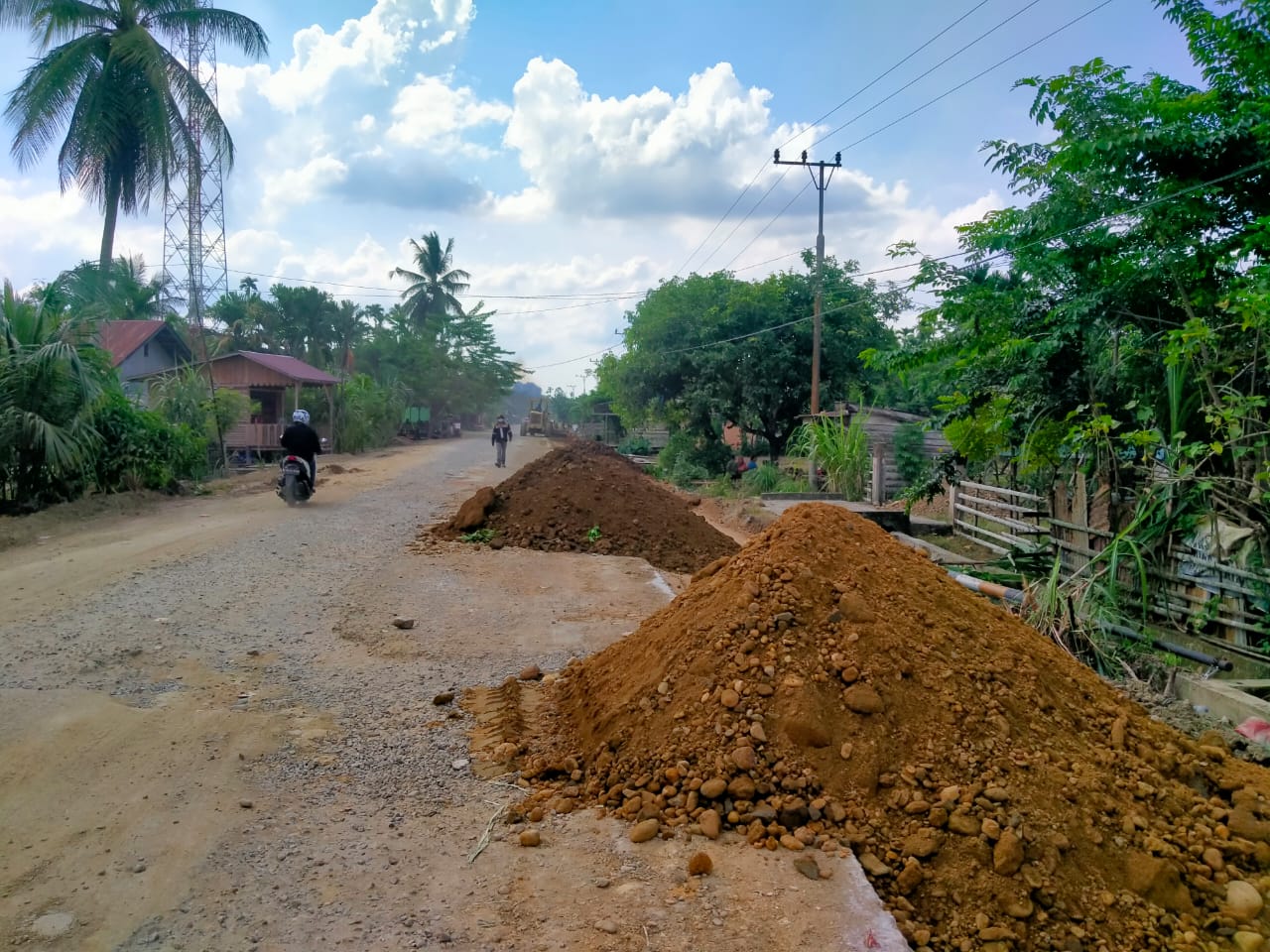 PT. Kuta Raja Kerjakan Proyek Jalan Cot Girek, Diduga Menggunakan Galian C Ilegal