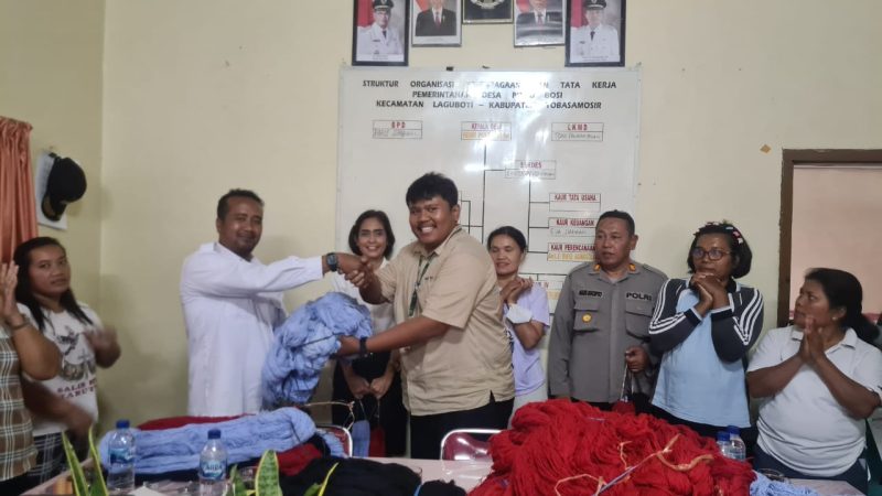 TPL Bantu Benang Kepada UMKM Penenun Ulos di Kabupaten Toba