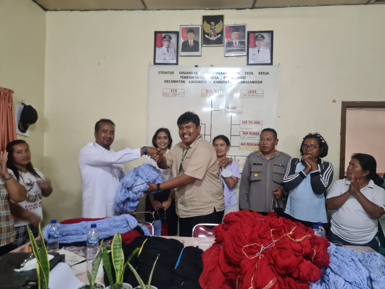 TPL Bantu Benang Kepada UMKM Penenun Ulos di Kabupaten Toba