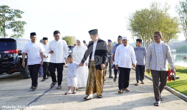 PJ Bupati Tubaba Melaksanakan Sholat Idul Adha Bersama Keluarga di Masjid Baitush Shobur Islamik Center