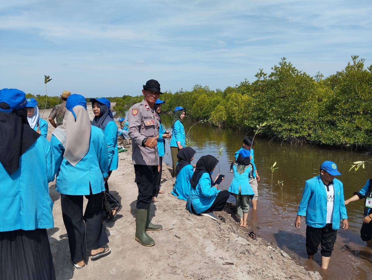 Wakili Kapolsek, Aiptu Erizal Turut Serta Giat Penanaman Manggrove di Pulau Rukui